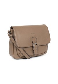 Borsa a tracolla in pelle marrone con chiusura a patta, tracolla regolabile e dettaglio in metallo. Superficie testurizzata e logo discreto sul davanti.