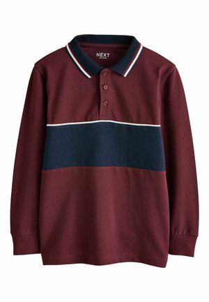 Pitkähihainen poolopaita viininpunaisena, jossa tummansininen vaakaraita ja valkoiset yksityiskohdat. Resorit kauluksessa ja hihansuissa, ja paidassa on kolme nappia.