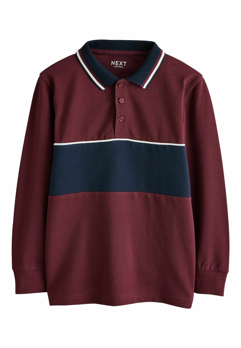 Langærmet polo i kastanjebrun med en marineblå horisontal stribe og hvide detaljer. Ribstrikket krave og manchetter, med tre knapper.