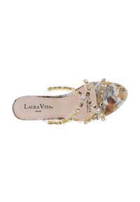 Sandale avec un bout arrondi, des sangles transparentes, des accents dorés et des gemmes décoratives. Comprend une semelle intérieure à motif avec le logo "Laura Vita".