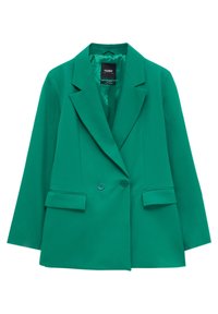 Blazer verde de doble botonadura con solapas de muesca, dos bolsillos frontales y una textura suave. La tela tiene un diseño estructurado y a medida.