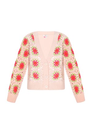 Jasnoróżowy, dzianinowy kardigan z dekoltem w kształcie litery V, z trzema dużymi guzikami oraz kolorowymi, kwiatowymi wzorami na szydełku w odcieniach czerwieni i zieleni na rękawach.