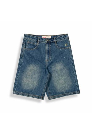 Blaue Denim-Shorts mit Fronttaschen und ausgebleichten Stellen an den Oberschenkeln, versehen mit kleinen dekorativen Nieten und einem Logo auf der rechten Tasche.
