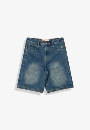 Niebieskie szorty dżinsowe z przednimi kieszeniami i wyblakłymi łatami na udach, ozdobione małymi dekoracyjnymi ćwiekami oraz logo na prawej kieszeni.