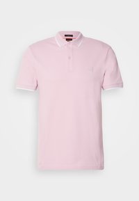 Polo rose clair à manches courtes avec col blanc et bordures de manches blanches, patte de boutonnage à deux boutons et logo discret sur la poitrine.