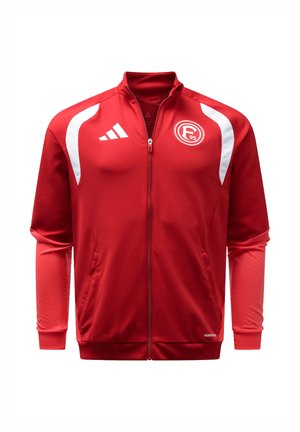 Czerwona sportowa kurtka rozpinana z białymi paskami na ramionach, logo Adidas na prawym piersi oraz herb klubu piłkarskiego Fortuna Düsseldorf na lewym piersi.