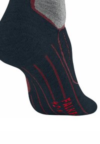 Dunkelblaue Socke mit roten Akzenten, die ein strukturiertes Design und eine verstärkte Ferse aufweist. Enthält verlaufende Streifen und Logodetails am Rand.