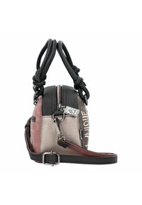 Kompakte Handtasche aus strukturiertem schwarzem, pinkem und braunem Leder. Verfügt über einen Reißverschluss, geknotete Griffe und einen verstellbaren Schultergurt.