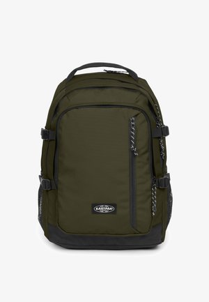 Olijfgroene rugzak van nylon, met meerdere ritszakken, verstelbare banden en een versterkte zwarte basis.