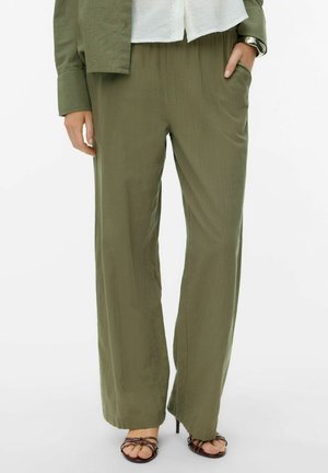 Olíva zöld, széles szárú nadrág könnyű anyagból, sima tapintású. Rugalmas derékrésszel rendelkezik, és pántos magassarkú szandállal van párosítva.