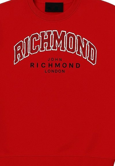 Felpa rossa con la scritta "RICHMOND" in bianco, arcuata sopra "JOHN RICHMOND LONDON" in nero. Tessuto morbido con scollatura a costine.