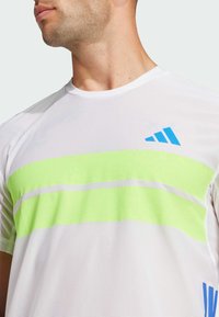 adidas Performance ADIZERO RETRO - Tekninen t-paita - white   lucid lemon