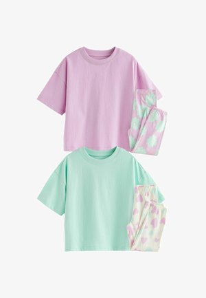 Twee sets kleding: een licht paarse t-shirt en een mintgroen t-shirt, gecombineerd met pyjamabroeken met pastelbloem- en hartpatronen.