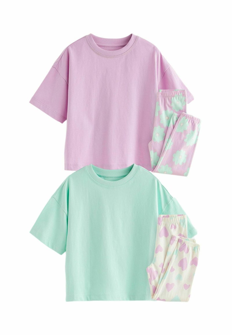 Deux ensembles de vêtements : un t-shirt violet clair et un t-shirt vert menthe, associés à un pantalon de pyjama orné de motifs de fleurs et de cœurs pastel.