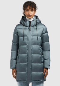 Parka căptușit în culoare teal cu un finisaj lucios, glugă ajustabilă, fermoar frontal și buzunare laterale; prezintă o formă pătrată și un design matlasat.