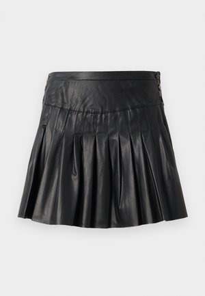 Mini-jupe plissée en simili cuir noir avec une large ceinture et des détails boutons sur le côté droit, présentée sur un fond uni.