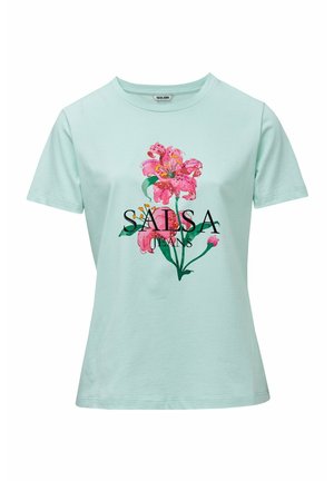 Maglietta a maniche corte azzurro chiaro con grande grafica di giglio rosa e testo nero "SALSA JEANS" centrato sul davanti.