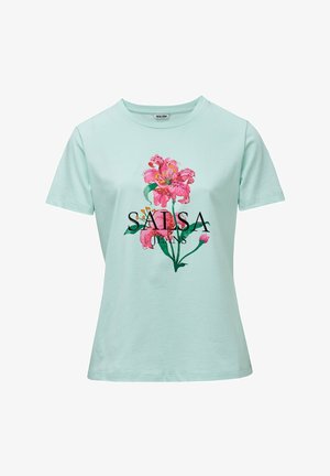 Maglietta a maniche corte azzurro chiaro con grande grafica di giglio rosa e testo nero "SALSA JEANS" centrato sul davanti.