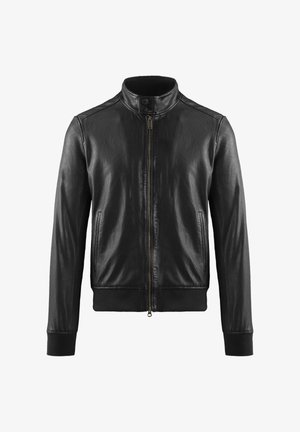 Giacca di pelle nera con cerniera frontale, collo con bottone a pressione, tasche laterali, polsini e orlo a coste, mostrata su sfondo bianco.