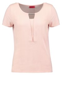 Helles rosa Kurzarmbluse mit einem tiefen V-Ausschnitt und einem kleinen silbernen Balkendetail am Kragen.
