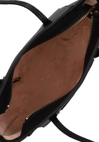 Zwarte leren handtas met een gestructureerde buitenkant en een gladde, lichtroze binnenkant. Voorzien van een gouden rits en een logo-patroon voering.