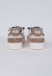 Sneakers bianchi e beige con tomaia in pelle liscia e corduroy, caratterizzati da un logo "P448" bianco sul tallone e dettagli testurizzati.