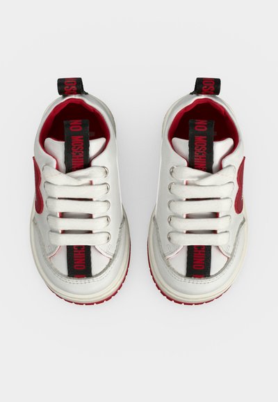 Paire de baskets blanches et rouges avec de gros lacets blancs et des languettes noires comportant un texte rouge "NO MOSCHINO", vue de dessus.