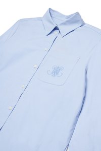 Chemise à manches longues bleu clair en coton. Dotée d'un col, d'une poche avant avec logo brodé et de boutons nacrés.