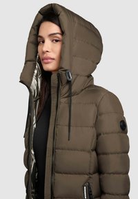 Olivgrüne gepolsterte Jacke mit einer großen, gesteppten Kapuze. Verfügt über ein glänzendes silbernes Innenfutter, Kordelzüge und einen Reißverschluss vorne.