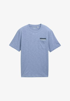 Tricou cu mânecă scurtă, de culoare albastră deschisă, cu un buzunar pe piept, având un model subtil, realizat dintr-un material moale cu o textură ușor rugoasă.