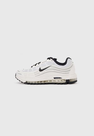 Bílo-černá běžecká bota Nike Max Air s viditelnou vzduchovou vložkou v podrážce a zavazováním na tkaničky, zobrazena z levé strany na jednoduchém pozadí.