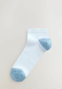 Fehér pamutzokni kék sarok- és orr-résszel. Rövid szárú zokni sima textúrával és megerősített kék díszítéssel.