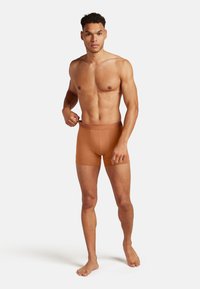 Ruske miške boksarice iz mehkega materiala z elastičnim pasom, ki nudijo prilegajoč dizajn in dolžino do sredine stegna.