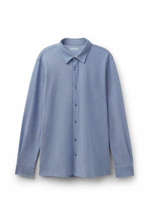 Dlouhý rukáv světle modré košile s knoflíky a špičatým límcem, zobrazené rozložené na bílém pozadí.