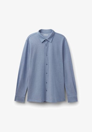 Camisa de manga larga azul claro con botones y cuello puntiagudo, mostrada extendida sobre un fondo blanco.