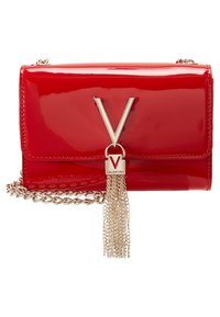 Borsa a tracolla in pelle patinata rossa con catena dorata, caratterizzata da un grande logo "V" in argento e un dettaglio con nappina dorata.