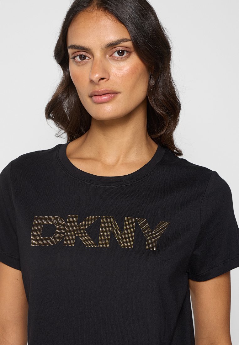 Czarna bawełniana koszulka z krótkim rękawem, z okrągłym dekoltem, ozdobiona złotą aplikacją z kryształkami "DKNY" na klatce piersiowej.