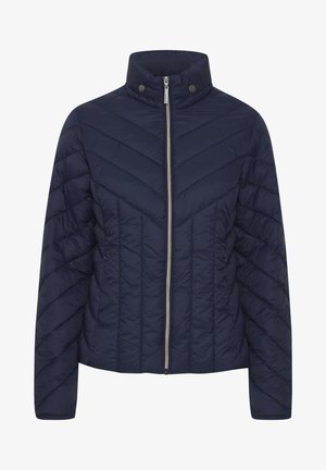 Giacca trapuntata blu navy con colletto alto, chiusura con zip e motivo di cuciture diagonali. Caratterizzata da bottoni automatici sul colletto e tasche laterali.