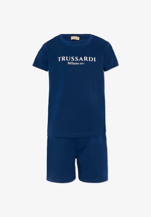 Granatowy zestaw: koszula z krótkim rękawem i pasujące szorty, z napisem "TRUSSARDI Milano 1911" nadrukowanym na przodzie koszuli na biało.