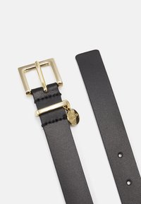 Cintura in pelle nera con fibbia e accentuazione in metallo dorato. Include un'etichetta con il nome del marchio. Texture liscia e design classico.