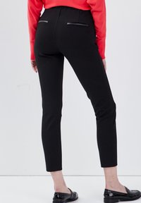 Breal MIT GEKIPPTER TAILLE - Broek - noir