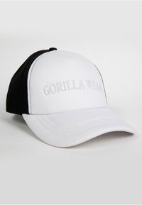 Baseballpet met een witte voorkant en een zwarte achterkant. Bevat geborduurde tekst "GORILLA WEAR", heeft een gestructureerde vorm en een gebogen klep.