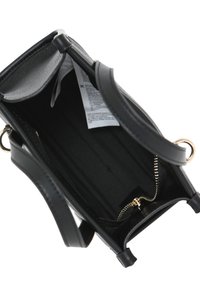 Borsa a mano in pelle nera con un design strutturato, dotata di una tasca con zip, interno testurizzato e hardware in tonalità oro. Vista dall'alto aperta.