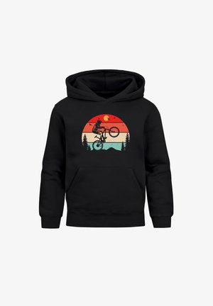 Schwarzer Hoodie mit einer Grafik eines Radfahrers, der einen Stunt ausführt. Der Hintergrund zeigt horizontale Streifen in Rot, Orange und Türkis mit Bäumen.