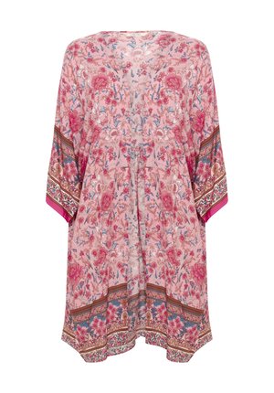 Peignoir rose à fleurs de style kimono avec de larges manches, des motifs complexes rouges, bleus et bruns sur les bordures, et une coupe ample et fluide.