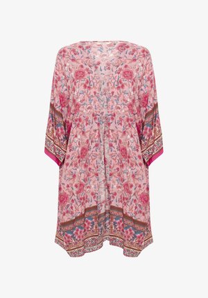 Peignoir rose à fleurs de style kimono avec de larges manches, des motifs complexes rouges, bleus et bruns sur les bordures, et une coupe ample et fluide.