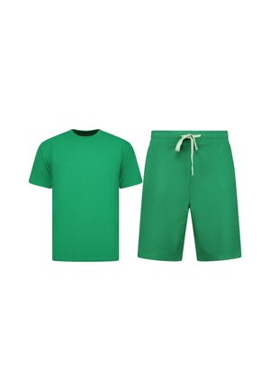 Groen T-shirt met korte mouwen gecombineerd met groene korte broek met een wit trekkoord op een witte achtergrond.