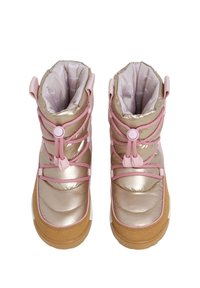 Stivali invernali metallici rosa con parte superiore morbida e imbottita, lacci elastici e suola in gomma beige testurizzata. Presenta un naso per un facile indossamento.