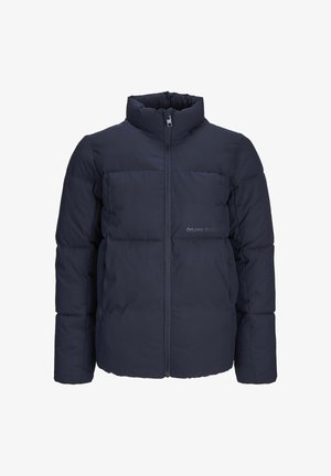 Sötétkék puffermellény magas gallérral, elülső cipzárral és steppelt textúrával. Két mellzsebet és visszafogott logót tartalmaz az oldalon.