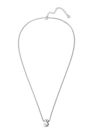 Collana in argento con una fine catena e un pendente a forma di "S" stilizzato, texture liscia e chiusura con catena di estensione regolabile.